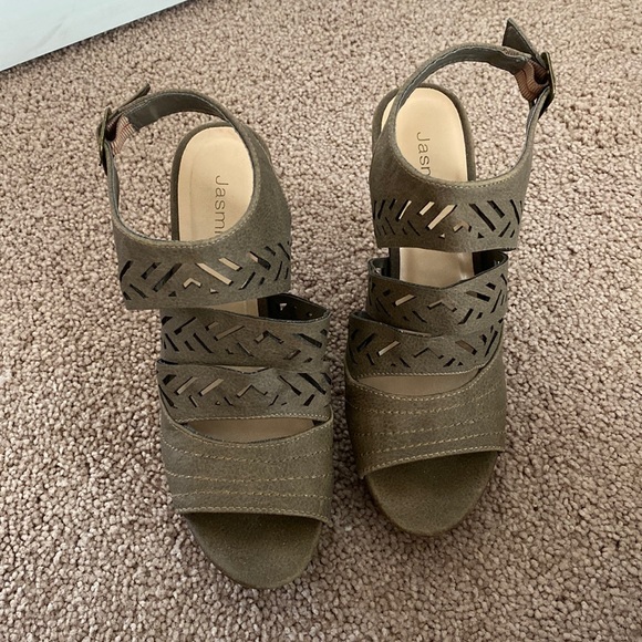 Beautiful Medium Brown Wedges - Picture 3 of 3